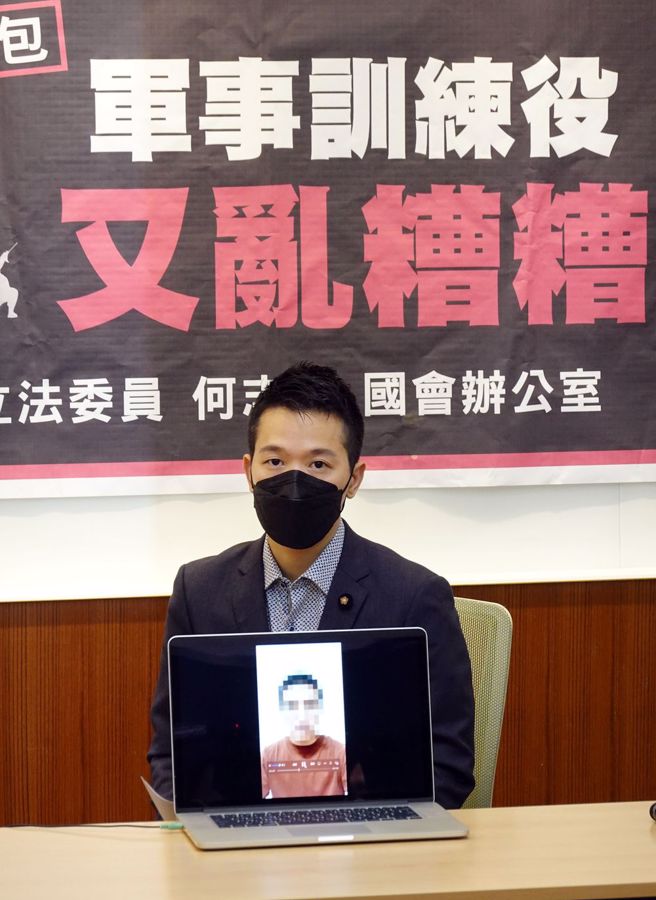 民进党立委何志伟8日举行「别让军营成病毒培养皿」记者会，接获陈情指出国防部教召及军事训练役的防疫规定乱糟糟，让军营成为新冠肺炎传染的温床。（姚志平摄）