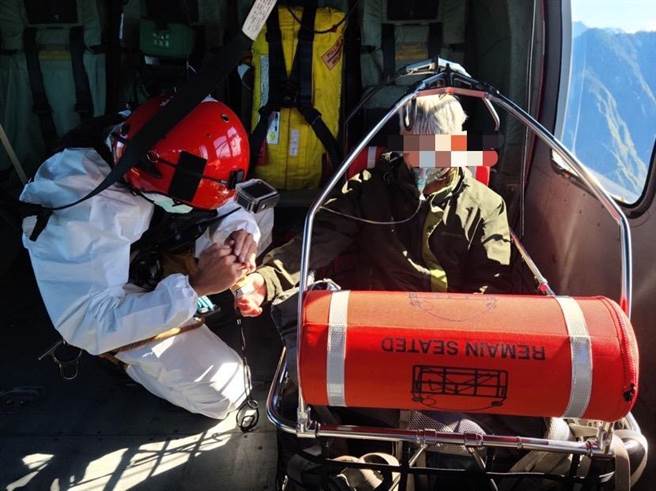 49岁的林姓山友攀登奇莱东棱，疑高山症，身体虚弱。（消防局提供）