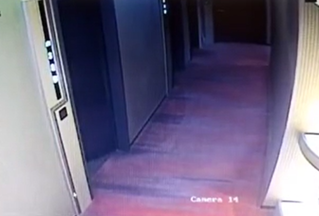 羞羞片曝光！全裸男女飯店走廊「老漢推車」  因「這個動作」尷尬了。(翻攝自爆廢公社)