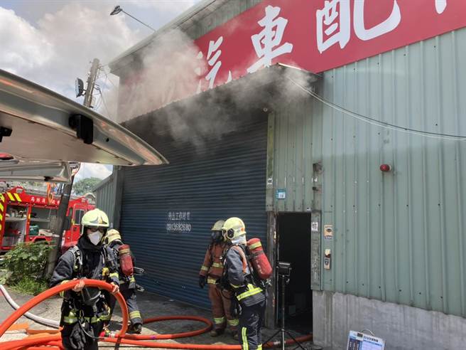 土城廢棄鐵皮屋上午發生火警。（民眾提供）