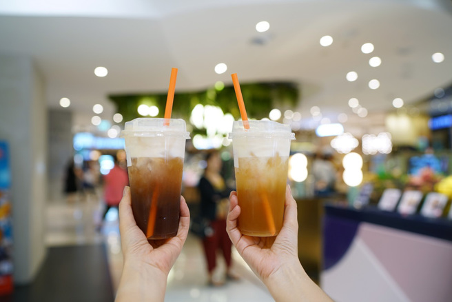 气温飙升，民眾免不了喝饮料消暑，手摇饮已成刚性需求。（图／报系资料照）