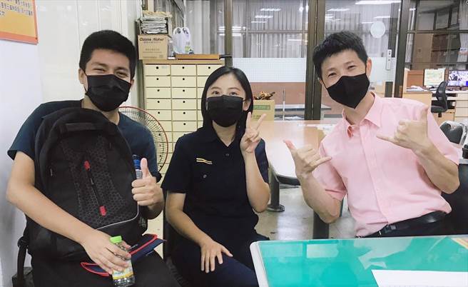 員林警分局巡官梁嘉栩（中）、偵查佐石盛昌（右），協助波利維亞留學生，追回上當匯出款項。（員林分局提供／吳敏菁彰化傳真）