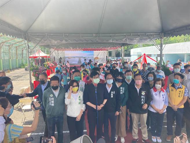 國民黨高雄市長參選人柯志恩8月底要走訪高雄38區的看法，陳其邁表示，每個候選人都有不同策略的一些考量，予以尊重，也強調這問題應可向柯志恩本人請教。(記者林雅惠攝)