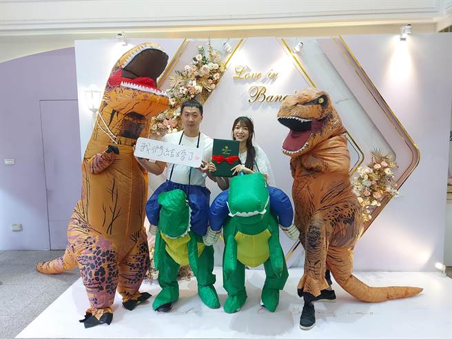 新人穿着恐龙装完成结婚登记。（板桥户政事务所提供）