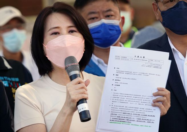 國民黨台北市議員王鴻薇（左）8日前往中華大學，要求校方立即調查新竹市長林智堅是否涉及論文抄襲，校方代表總務長梁秋國（右）出面接受陳情。（范揚光攝）