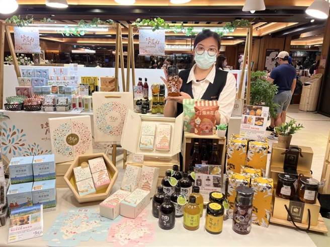 为了推广青农产品，新北市农业局推动「新北青农力计画」，近期与诚品生活新板店合作，设置新北青农商品贩售专柜，推出新北青农力礼盒。（新北市农业局提供）