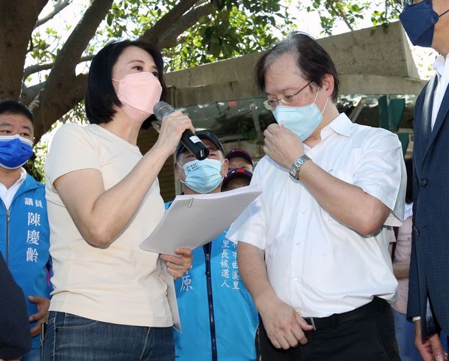 國民黨台北市議員王鴻薇（左）8日前往中華大學，要求校方立即調查新竹市長林智堅是否涉及論文抄襲，校方代表總務長梁秋國（右）出面接受陳情。（范揚光攝）