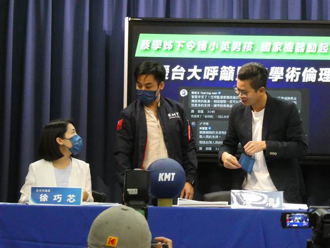 新竹市长林智坚硕士论文抄袭延烧，兼民进党主席的蔡英文总统昨却至林脸书留言「智坚委屈了」打气。国民党今质疑，蔡的留言就是下令府院党全体「救小智」的开始。文传会副主委林家兴质疑，民进党政府真的要上车跟林智坚一起陪葬？（周志豪摄）