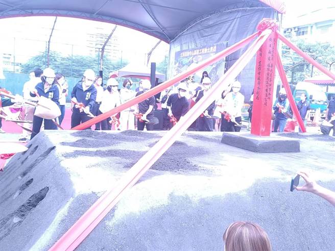 高雄市长陈其迈出席三民运动中心动土典礼，市府规划将老旧溜冰场原址，新建一座复合式运动中心，希望能够让大家在休閒或是运动的时候有一个好的地方。(记者林雅惠摄)