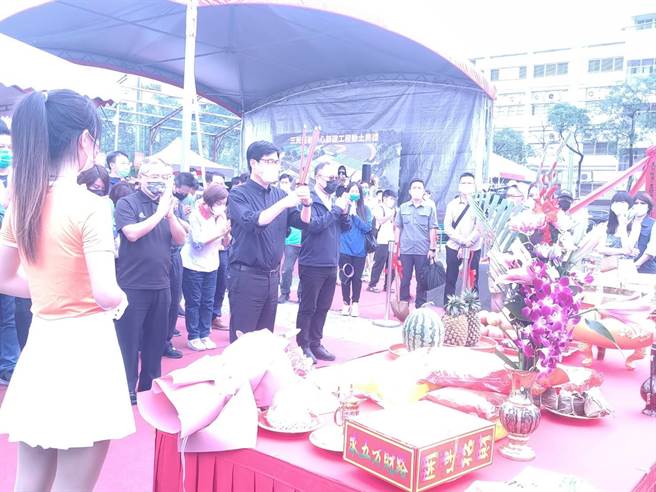 高雄市长陈其迈出席三民运动中心动土典礼，市府规划将老旧溜冰场原址，新建一座复合式运动中心，希望能够让大家在休閒或是运动的时候有一个好的地方。(记者林雅惠摄)