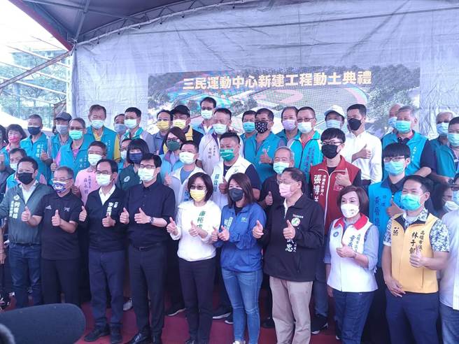 高雄市长陈其迈出席三民运动中心动土典礼，市府规划将老旧溜冰场原址，新建一座复合式运动中心，希望能够让大家在休閒或是运动的时候有一个好的地方。(记者林雅惠摄)