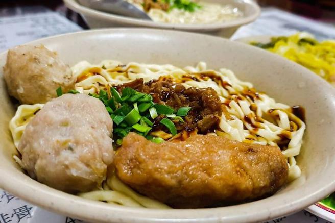 猫鼠三宝麵，内有手工鸡卷、燕丸和香菇贡丸，可做汤麵亦可做乾麵。　图：彰化县政府城观处／提供