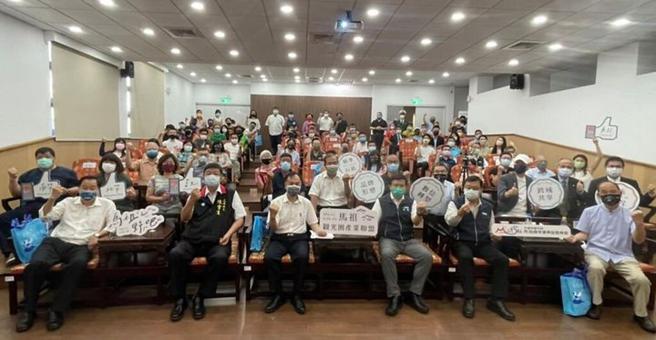 ▲马祖管理处以「马祖野吧（马祖好厉害）」为主轴，于6／29（三）假南竿游客中心，由交通部部长王国材、观光局局长张锡聪、连江县立委陈雪生、连江县县长刘增应与交通部观光局马祖国家风景区管理处处长方正光蒞临共同见证，宣告马祖观光圈产业联盟正式启动。　图：旅奇周刊／提供
