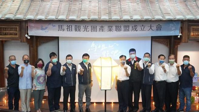 ▲（左5起）观光局局长张锡聪、交通部部长王国材、连江县长刘增应、连江县立委陈雪生、交通部路政司司长林福山、连江县议会议长张永江、马祖观光圈产业联盟盟主陈书建，与贵宾合影。　图：旅奇周刊／提供
