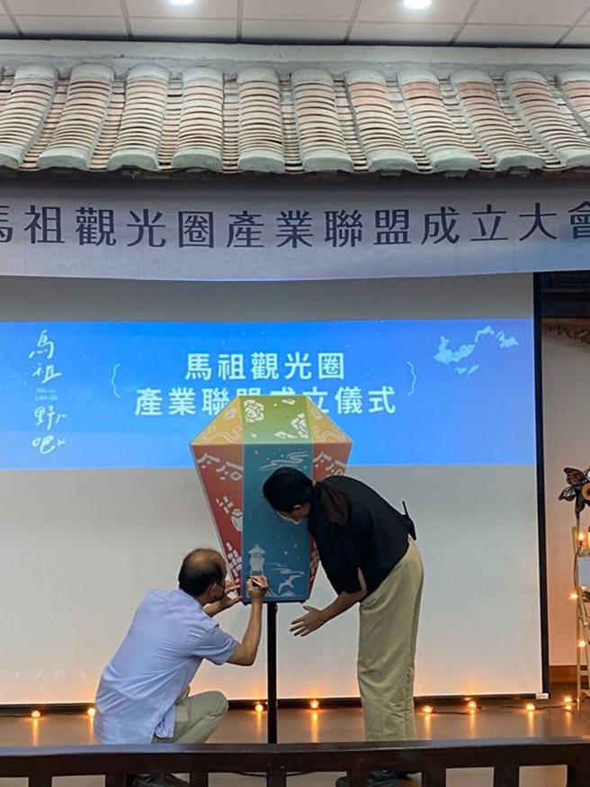 ▲马祖观光圈产业联盟正式启动，交通部观光局马祖国家风景区管理处处长方正光（左）进行签属仪式。　图：旅奇周刊／提供

