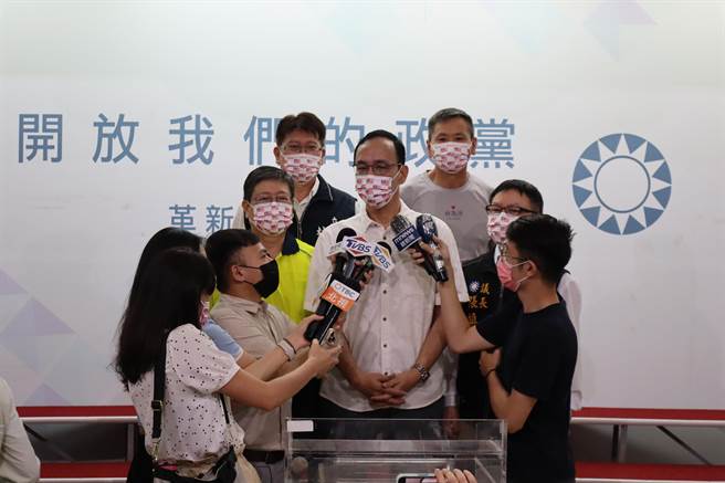 国民党主席朱立伦（中）8日到新竹县参加国民党新竹县党部参加「团结一心、强棒出击」新竹县乡镇市长、县议员提名发布记者会。（邱立雅摄）
