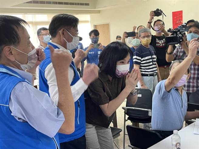 国民党高雄市长参选人柯志恩8日前往高雄市党部参与高雄党务干部会议。（洪浩轩摄）