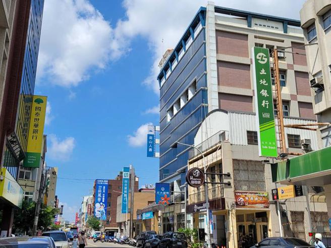 （云林县斗六市中山路商办（中间大楼），今年5月全栋以3.2亿元售出。图／台湾房屋斗六日荣店提供）