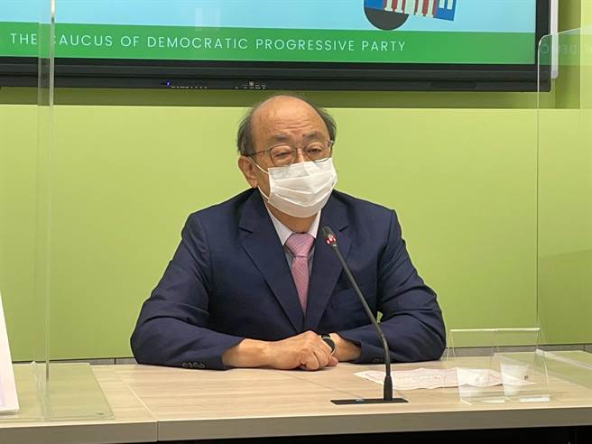 新竹市长林智坚论文争议持续延烧，民进党立院党团总召柯建铭今（8日）亲自主持记者会声援林智坚。（叶书宏摄）