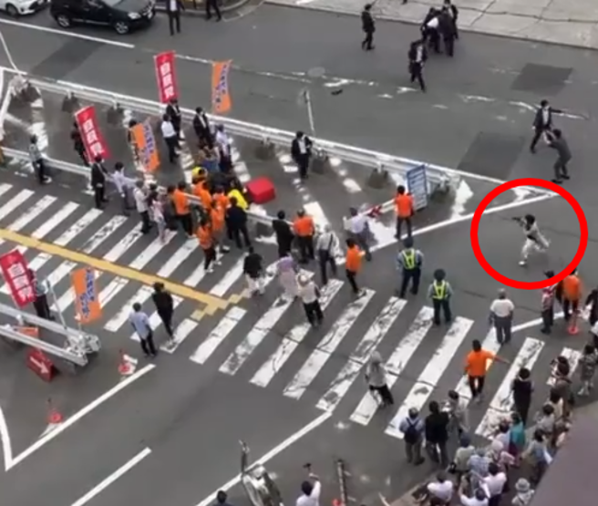 安倍倒下画面，红圈数为枪手。（翻摄推特）