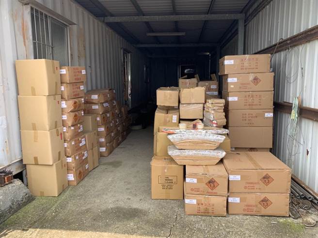 陈姓男子在货柜屋内囤放大量高空烟火。（台南市消防局提供／程炳璋台南传真）