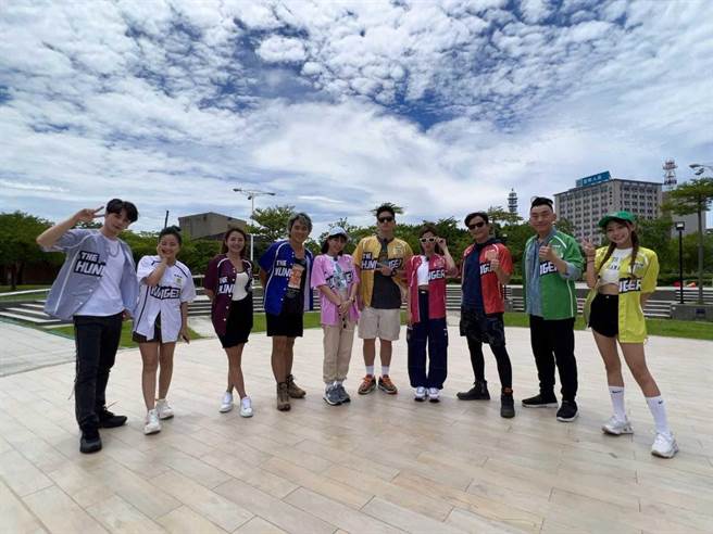 古曜威（左起）、徐凱希、徐瑋吟、王仁甫、峮峮、許孟哲、蔡黃汝、孫協志、徐亨、林襄上《飢餓遊戲》闖關玩遊戲。（中視提供）