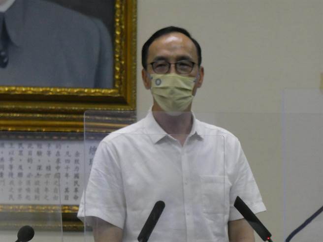 日本前首相安倍晋三今遭枪击，国民党主席朱立伦中午在推特上以中、日文发文表示关切，发文指出，「十分震惊有关安倍晋三前首相遭到枪击的消息，在此献上诚挚的关心并希望首相能早日康復」。（周志豪摄）