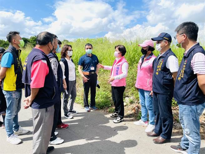 地方希望神冈区第三公墓能迁葬，立委杨琼璎8日前往会勘。（陈淑娥摄）