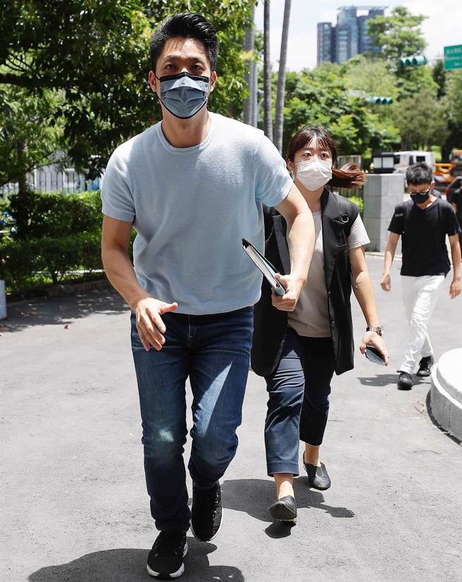 台北市長參選人蔣萬安（左）8日拜會台北清真寺，由於行程的耽擱，他以跑步的方式入場。（季志翔攝）