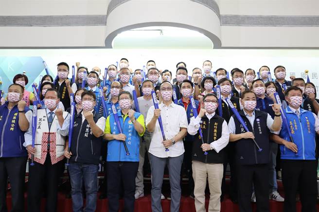 新竹县蓝营大团结，希望年底选战打出全垒打。（邱立雅摄）