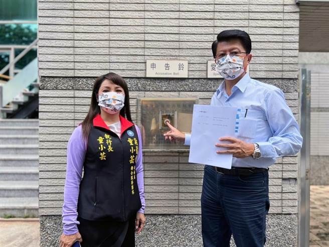 国民党台南市长提名人谢龙介（左）在国民党台南市议员参选人童小芸（右）的陪同下，前往台南地检署具状告发灵骨塔业者李瑞祥，涉嫌行贿台南市长黄伟哲。（摘自谢龙介脸书粉专／洪荣志台南传真）