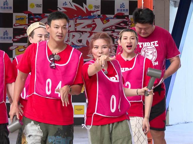 威廉当场敲董仔通告。（台视提供）