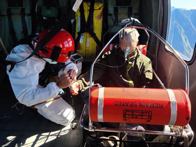 49岁林姓山友攀登奇莱东棱未归，搜救人员上山救援，遇到登山客告知研海林道9K处有山友待救援，经确认为失联的林男，搜救人员请求空勤总队支援，8日上午将林男吊挂下山，送往花莲慈济医院治疗。（图/ 中央社）