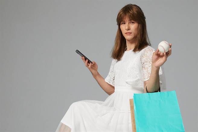 鳳小岳化身長髮飄逸女神「鳳美岳」。（LINE購物提供)