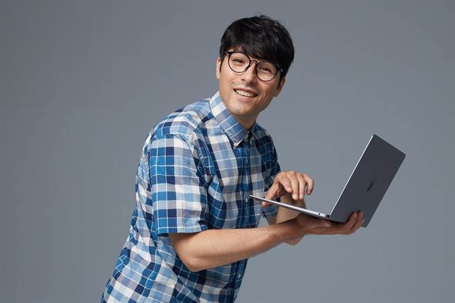 鳳小岳化身理工男。（LINE購物提供）