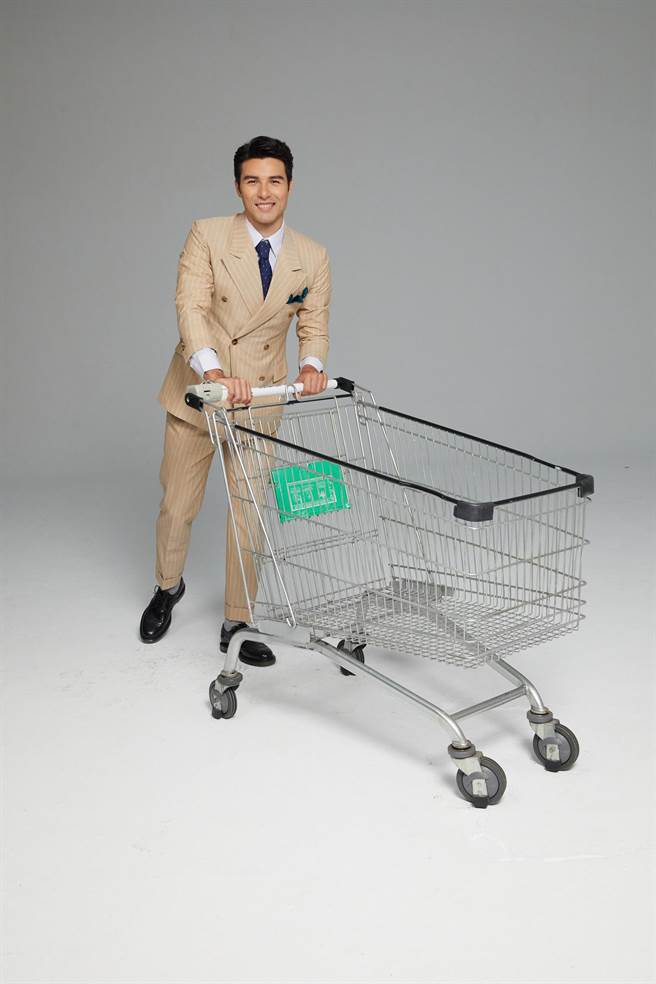 鳳小岳反串洋妞仙氣女神等級 分飾6角網購手指失手。（LINE購物提供）