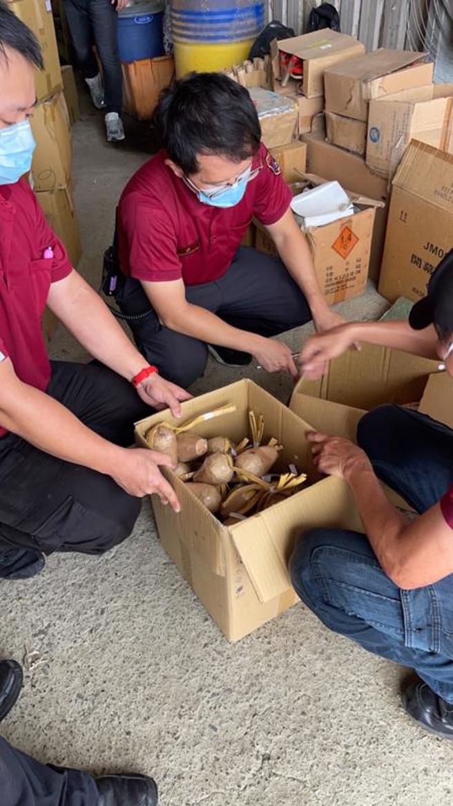 台南市警察局7日侦办枪炮弹药案时，在下营区货柜屋搜索查获900多公斤的爆竹烟火，警方立刻通知消防局勘验，将依爆竹烟火管理条例规定，对囤积人陈姓男子开罚。（图/ 中央社）
