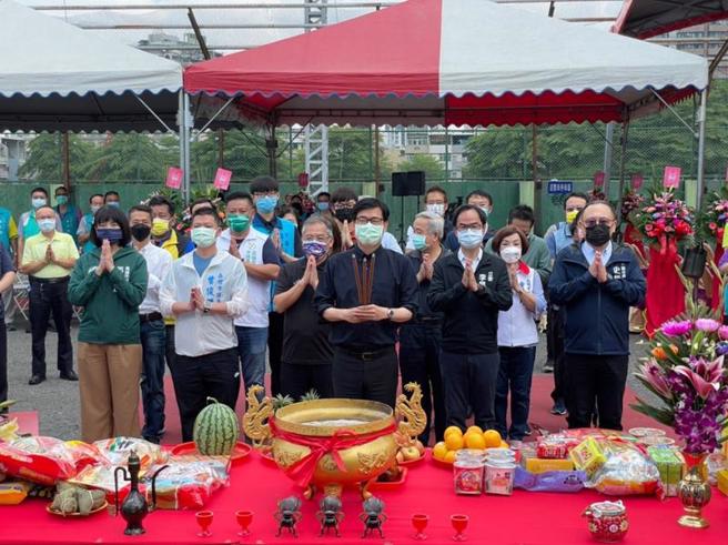 高雄市政府8日办理三民运动中心动土典礼，市长陈其迈（前中）等人出席，祈求工程圆满顺利。
（图/ 中央社）