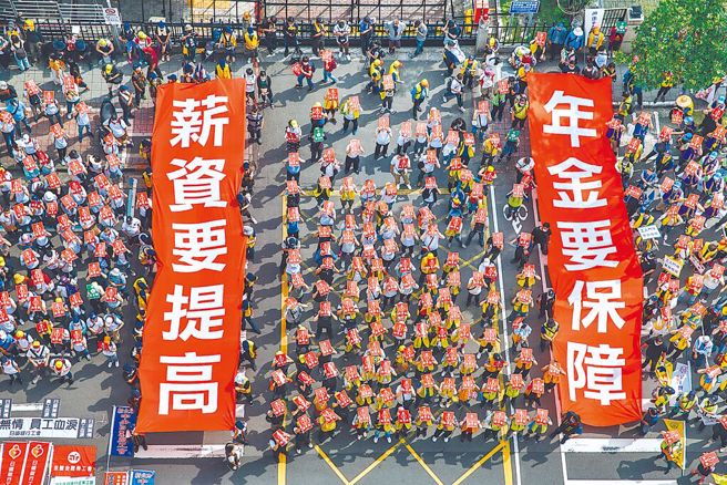 CPI年增率创14年新高 在野党吁通过「最低工资法」立法。图为2021年五一劳工大游行，逾3000人游行至立法院前拉起「薪资要提高」、「年金要保障」布条，诉求最低工资法、劳保年金改善方案儘速通过。（本报资料照片）