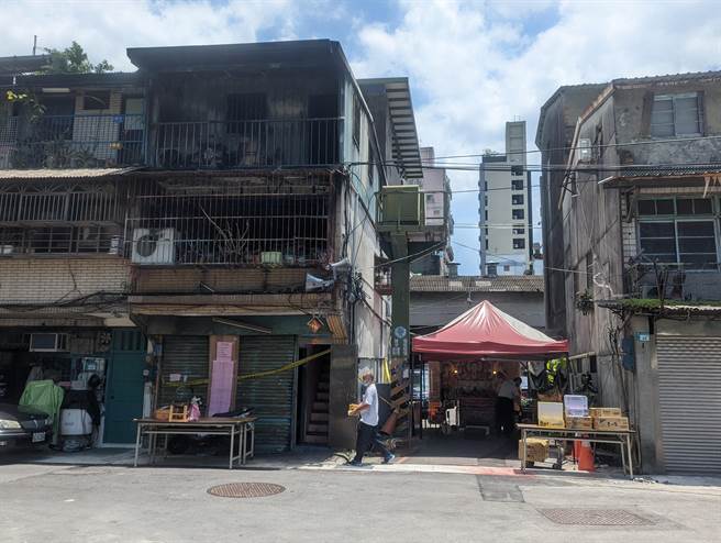 新北市三重区6月29日凌晨发生一起严重的民宅火警，酿成3人死亡的悲剧，事后邻里住户与企业行号集资至少20多万，今(8)日在事故现场举行超度法会以及送火神仪式。(黄敬文摄)