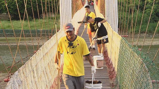 《综艺玩很大》全员为吊桥彩绘。（三立提供）