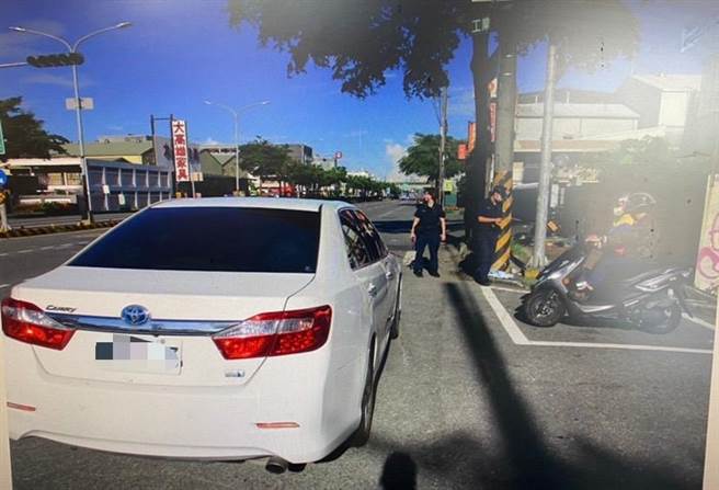 王姓员警于上班途中发生车祸。（翻摄照片／高雄洪靖宜传真）