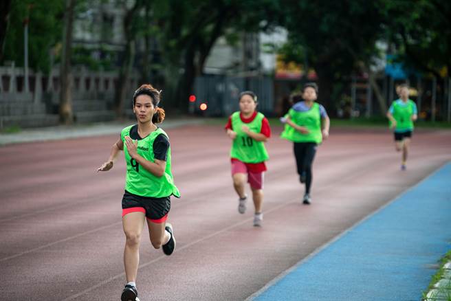 关山工商张欣怡（前）夺得特殊奥林匹克田径女子800公尺金牌。图为当日比赛实况。（关山工商提供／蔡旻妤台东传真）