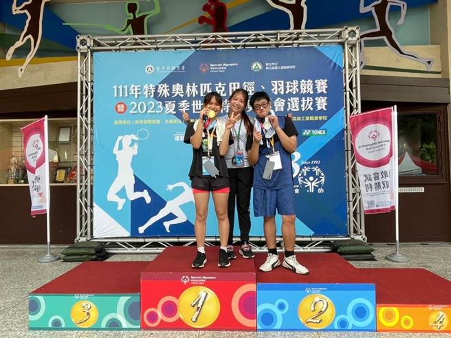 关山工商张欣怡（左）夺得特殊奥林匹克田径女子800公尺金牌，与教练黄沐屏（中）、学生黄彦钧（右）获特奥男子800公尺银牌。（关山工商提供／蔡旻妤台东传真）
