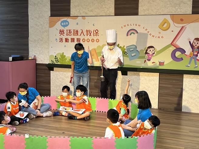 新北市教育局長張明文扮演成廚師，和幼兒一同進行英語融入遊戲課程。（李奇叡攝）