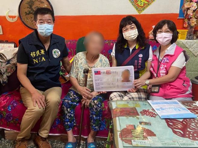 桃园市一名出生印尼的「阿瑶奶奶」（左2），以无国籍身分申请在台居留证30多年，日前在移民署桃园市服务站协助下获得身分证。（图/ 中央社）