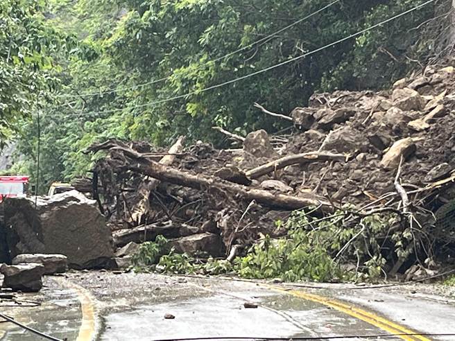 苗栗县南庄乡苗21线3公里处，7月2日发生严重崩坍。（读者提供／谢明俊苗栗传真）