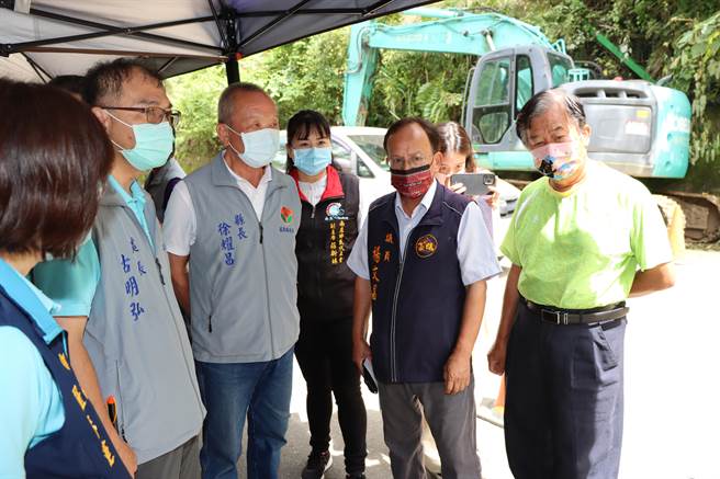 苗栗县长徐耀昌8日上午视察苗21线坍塌现场，要求工务处尽速修復。（苗栗县政府提供／谢明俊苗栗传真）