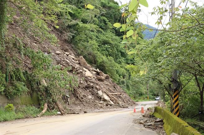 苗栗县长徐耀昌8日上午视察苗21线坍塌现场，目前只能维持单线通车。（苗栗县政府提供／谢明俊苗栗传真）