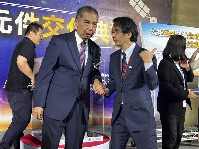 中油董事长李顺钦(左)今天出席公开活动时，谈到今年营运，预估亏损状况仍很严重。(图／王玉树摄)